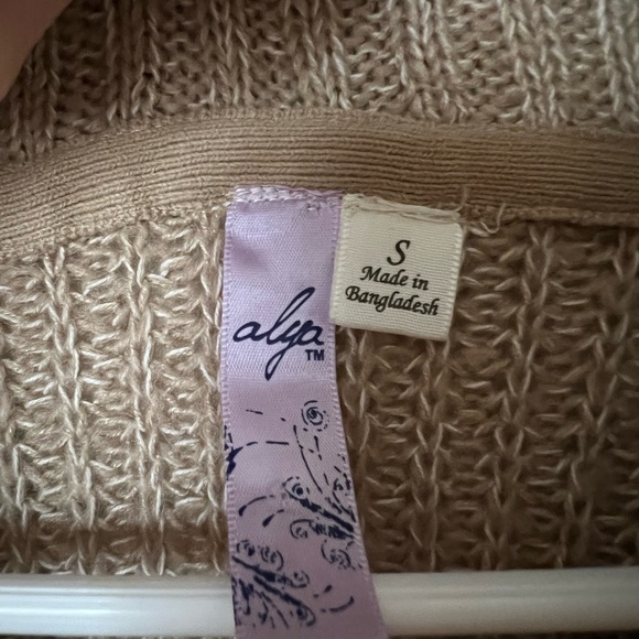 Francesca’s poncho - Picture 6 of 6